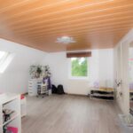 Zimmer im Dachgeschoss mit Einbauschrank