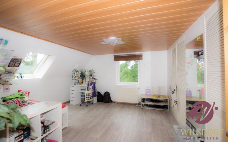 Zimmer im Dachgeschoss mit Einbauschrank