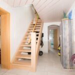 Diele und Treppe zur oberen Etage