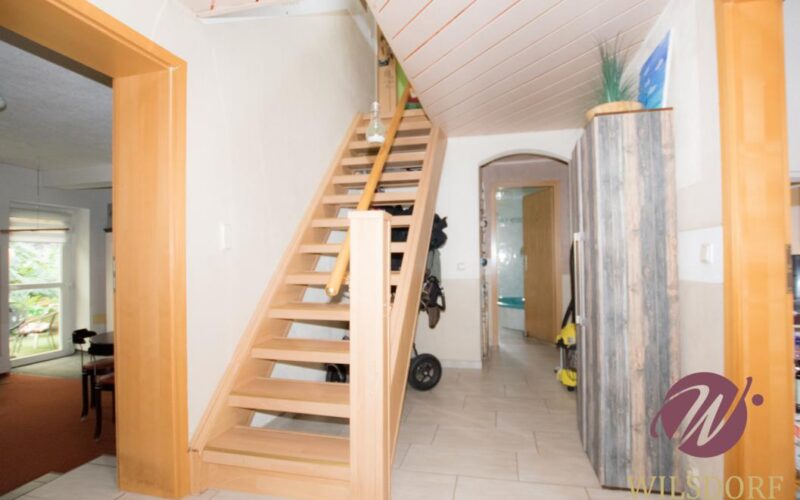 Diele und Treppe zur oberen Etage