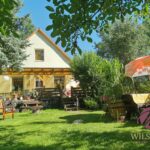 Terrasse und Wohnhaus vom Garten gesehen