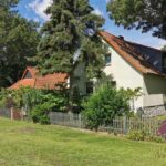 Wohnhaus von der Straße aus gesehen