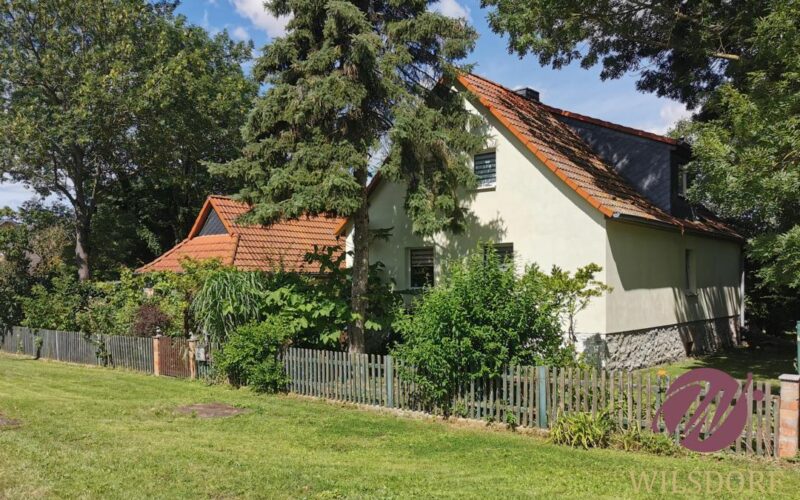 Wohnhaus von der Straße aus gesehen