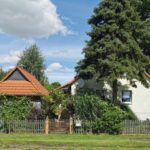 Einfamilienhaus und Nebengebäude Ansicht