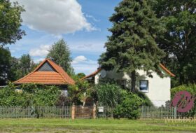 Einfamilienhaus und Nebengebäude Ansicht