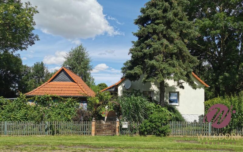 Einfamilienhaus und Nebengebäude Ansicht