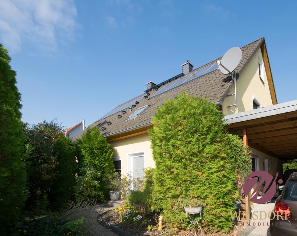 Doppelhaushälfte mit Garten und Carport